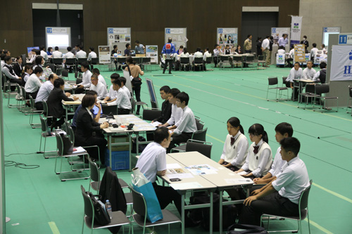 市内の高校生約120人が参加し、各ブースを回った