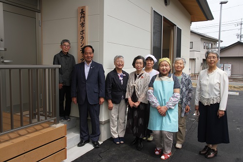 日置ボランティア連絡協議会の会員らで完成を祝う