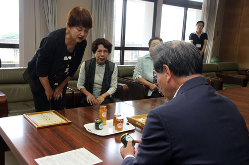 商品の特徴を説明するひとまる工房代表の西村さん