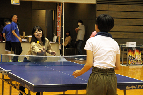 かまぼこ板を使った卓球「かまぼこ板っ球大会」を楽しむ参加者