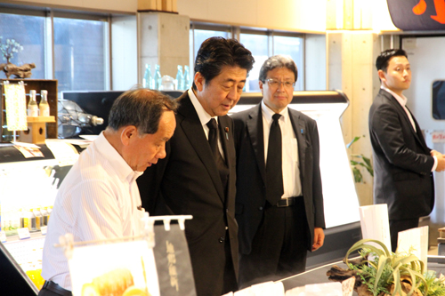 大西市長の案内でセンザキッチンを視察する安倍総理