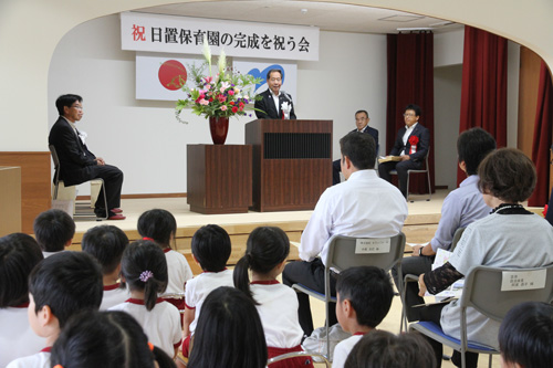 「子育て支援センターとボランティアハウスを併設し、地域で子どもを育てる施設」と大西市長