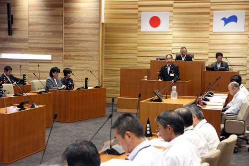 行政報告を行う大西市長