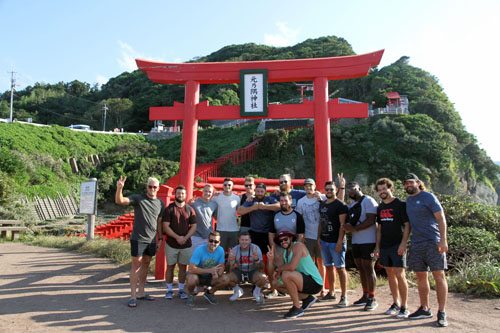 元乃住神社で記念撮影するカナダ代表選手