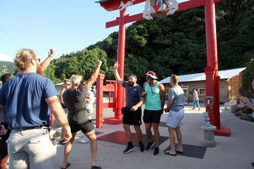 見事にさい銭箱に入ってガッツポーズ
