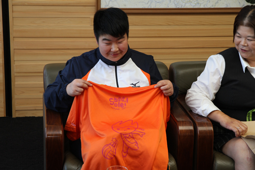 チームTシャツを披露