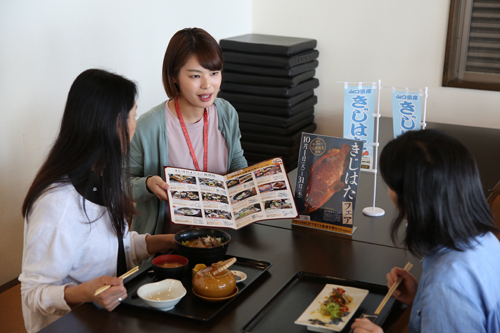 キジハタの説明を聞きながら料理を味わう参加者