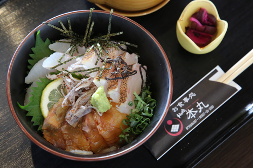 刺身・炙り・漬けが一度に味わえる「三色丼」