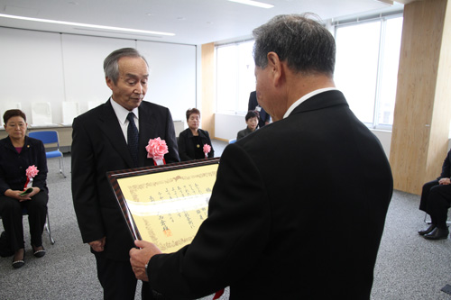 受賞者・団体に表彰状を大西市長が手渡す