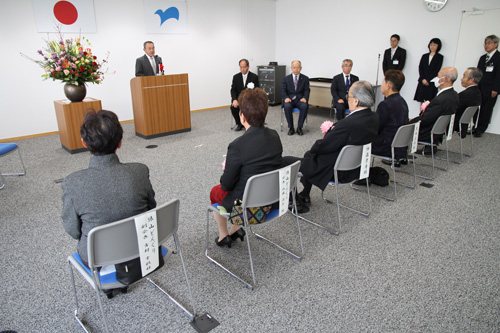 武田議長は「健康に留意され、今後ますますのご健勝とご活躍を祈念申し上げる」と祝辞を述べる