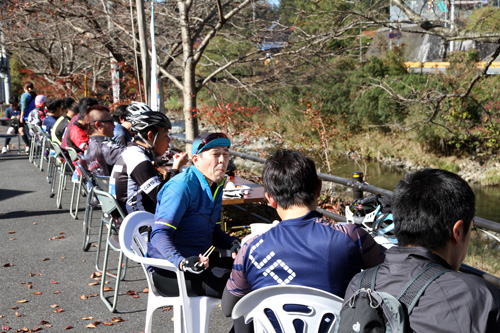 俵山の里山ステーションのエイドで疲れた体を癒す