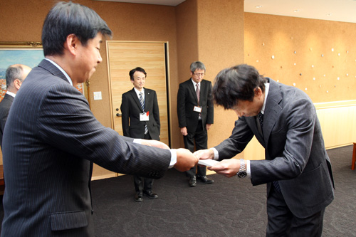 辞令交付式では江原市長から辞令が手渡された
