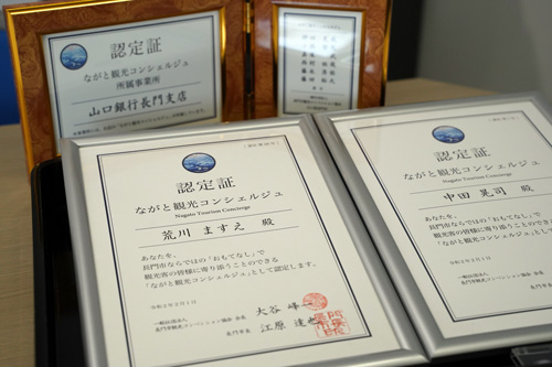 認定者には認定証とくじらのピンバッジが贈呈