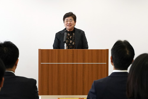 「一度来られたお客様がもう一度来たいと思ってもらえるよう接遇に努めたい」と荒川さん