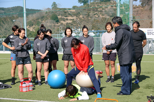 選手ら１９人がトレーニング