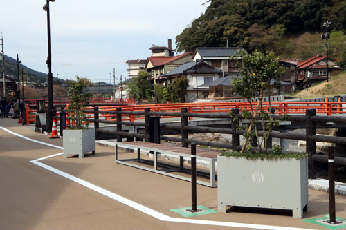 プランターとベンチの設置によりそぞろ歩きが楽しめる道路となり、にぎわいの創出が期待される