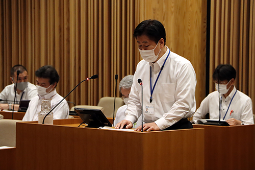 議案について説明する江原市長