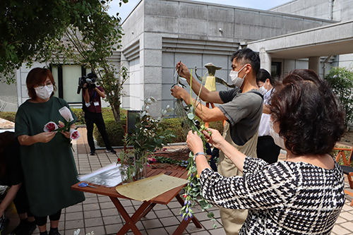 説明会のあと、新企画「香月泰男美術館で楽しむドライフラワーになるスワッグ作り」を体験