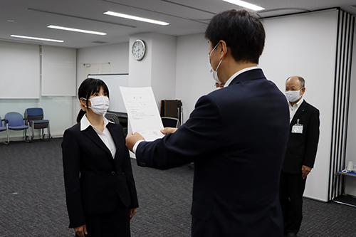 新規採用職員１名に辞令を交付