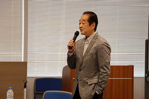 初回は田原陶兵衛氏による「萩焼深川窯の変遷と未来」について学習