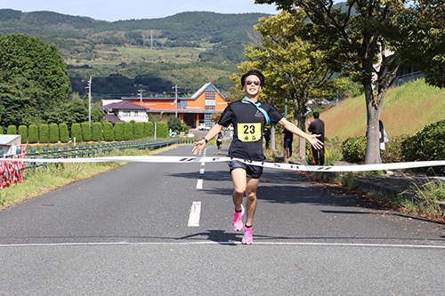 高校生・一般の部では油谷チームが、中学校の部では深川中学校Aが優勝