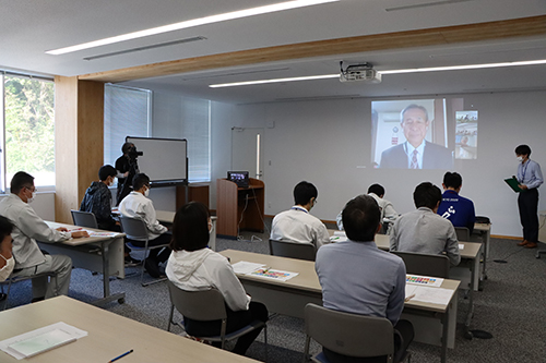 市職員約15人が参加し、SDGsについて学んだ