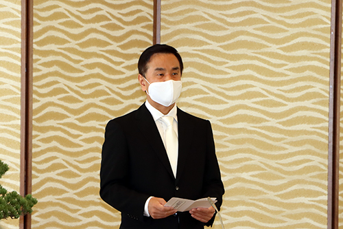 叙勲受章者に対しあいさつをする村岡山口県知事
