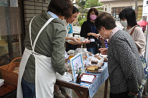 手作りのお菓子やコーヒー、地元産品を使った食べ物や飲み物が販売された