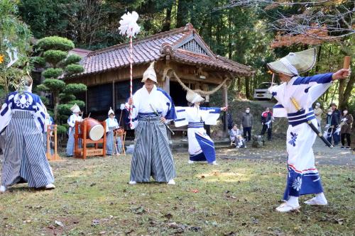 絶好の秋晴れのもと、踊りが奉納された
