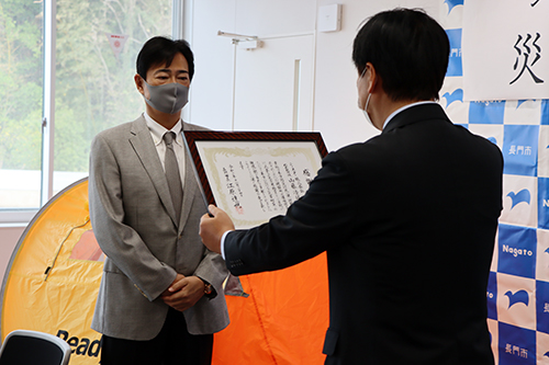 江原市長から感謝状が贈られた
