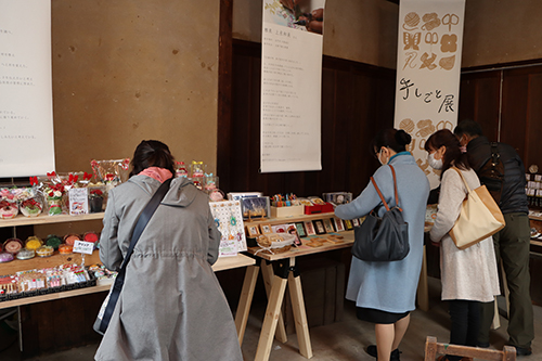 日置で活動されている３人の作家さんの作品を展示・販売