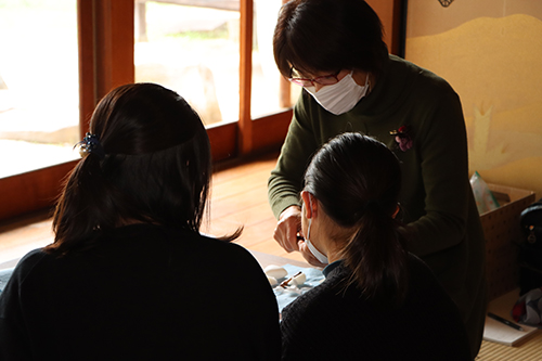 作家さんからの指導のもと、「手しごと」による作品づくりを体験した