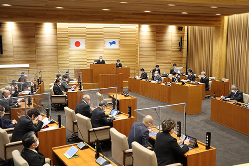 補正予算案ではウンカの被害対策や小中学校の手洗いの自動水栓化などが盛り込まれた
