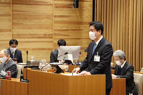 提案説明を行う江原市長