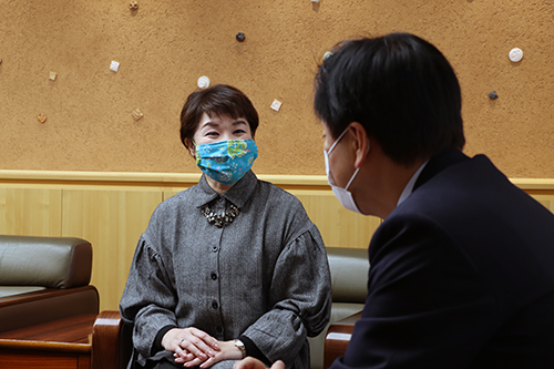 ワールドバージョン作成の経緯を話すちひろさん