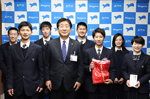 全国大会に出場する英語部の部員６人と顧問の先生が激励会に訪れた