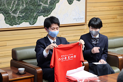 記念に長門市Tシャツが贈られた