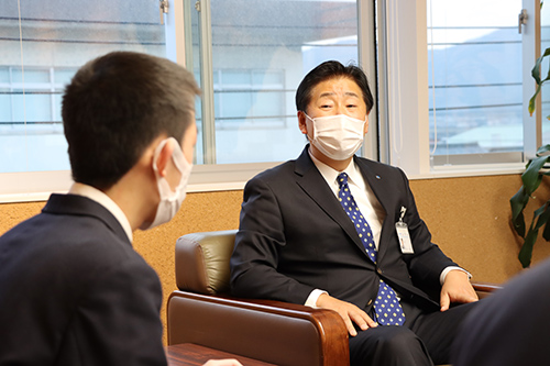 江原市長が「これからしっかりと経験を積んでいただき、将来長門に帰ってきてくださいね。」と期待を語った。