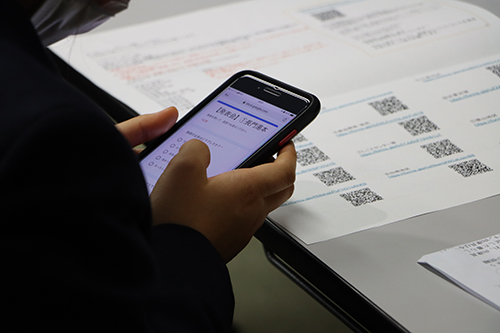 スマートフォンを使ってリアルタイムでグループの発表を相互評価した
