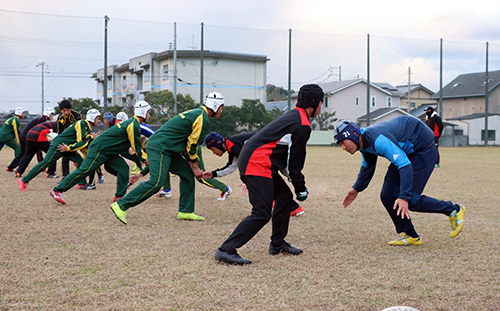 練習の初めにタックルの動きについて確認