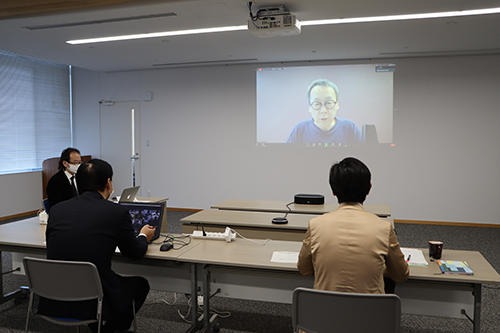 1時間40分におよぶ会議で委員から様々な意見が出された