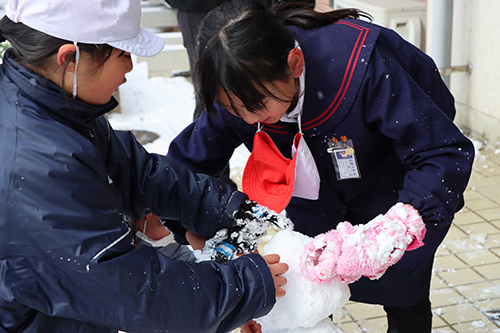 友達と協力して雪だるまづくりにチャレンジ