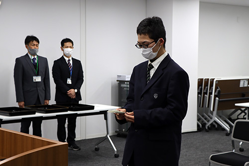 「目標に向かって研鑽をつみ、日々精進していきます」と花岡将晴さん