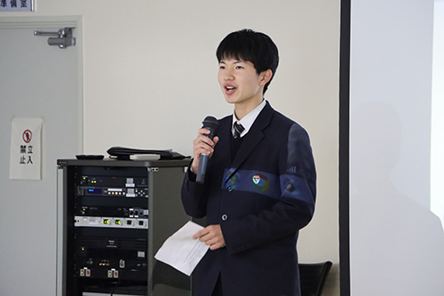 生徒の中から７人が日本の文化などについてプレゼンテーションスピーチを行った