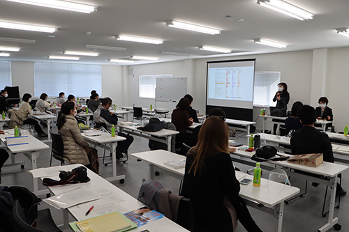 初日の初級クラスには約20人が参加した