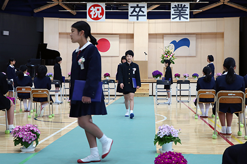 笑顔で退場
