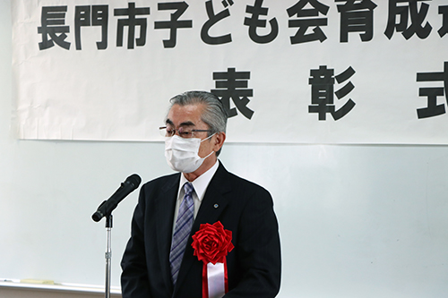 あいさつをする松浦正彦教育長