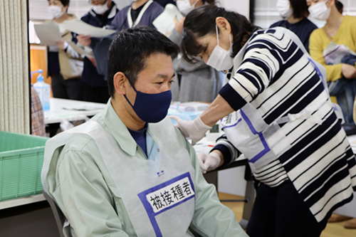 看護師がワクチンを接種