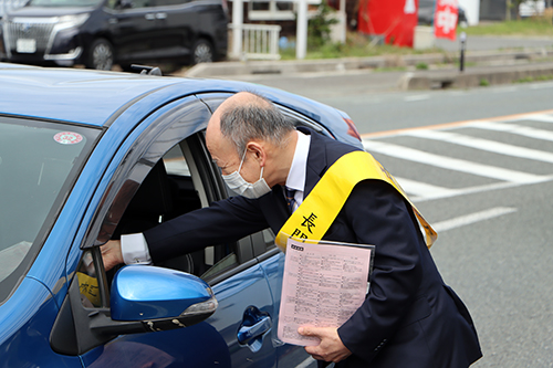 ドライバーに交通安全を呼びかける大谷副市長