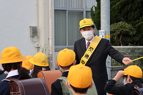 子どもたちに交通安全を呼びかける江原市長